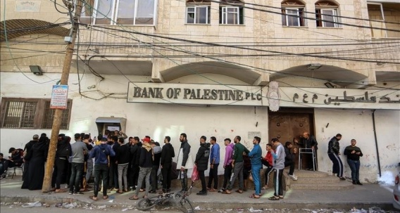 القطاع المصرفي الفلسطيني أمام آثار عام من الحرب